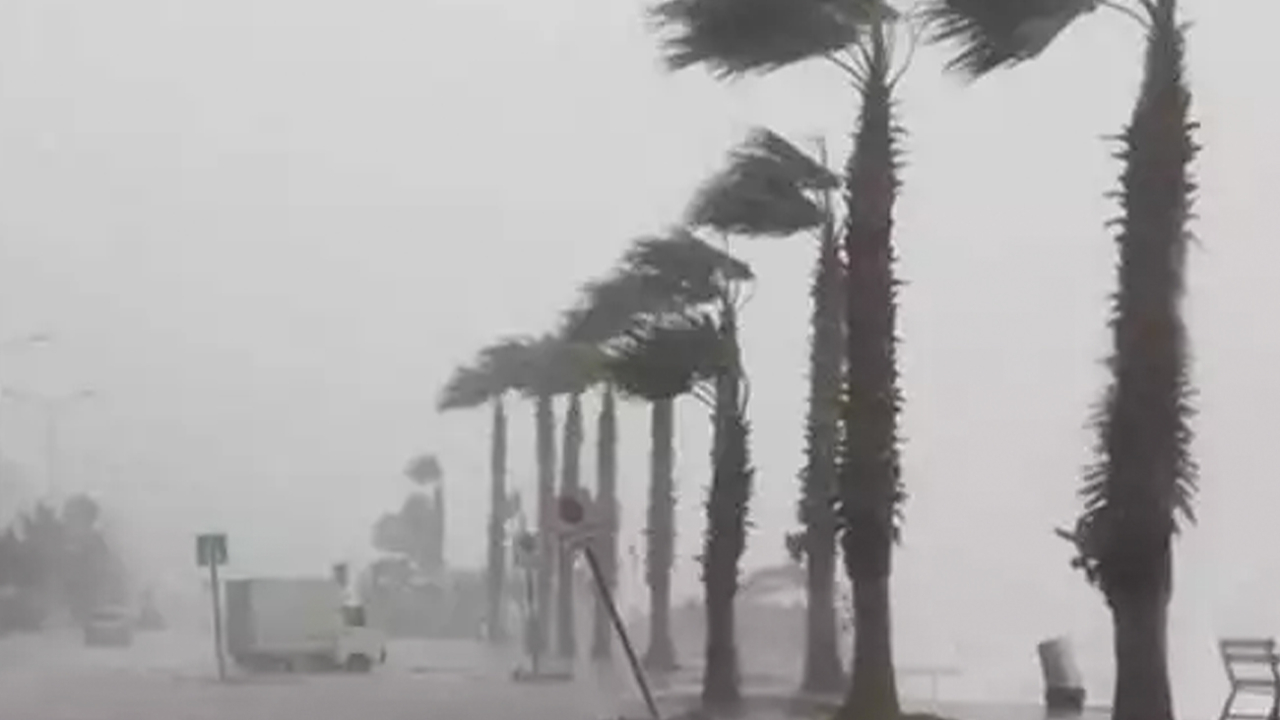Meteoroloji İstanbul için uyardı! Çatı uçmalarına ve baca zehirlenmelerine dikkat!