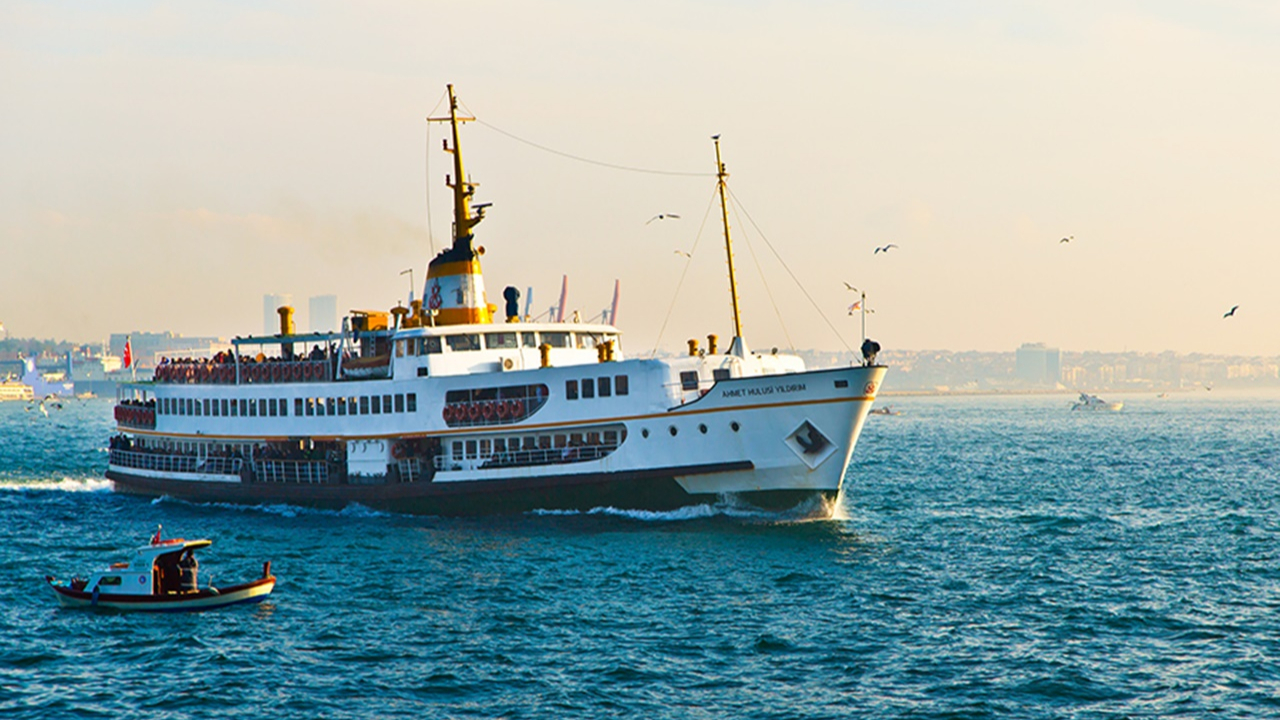İstanbul'da lodos nedeniyle vapur seferleri iptal edildi