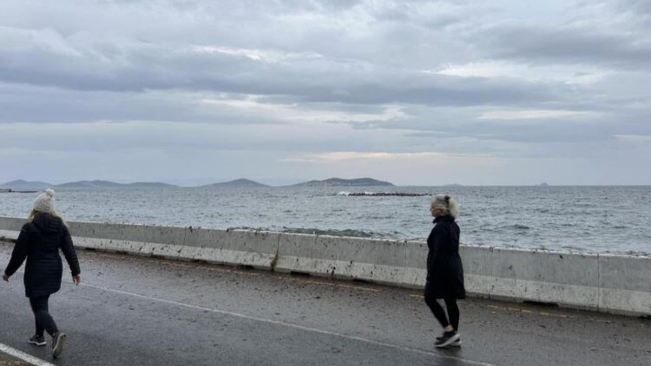 İstanbul'da şaşırtan görüntü! Caddebostan Sahili'ni kırmızıya boyandı