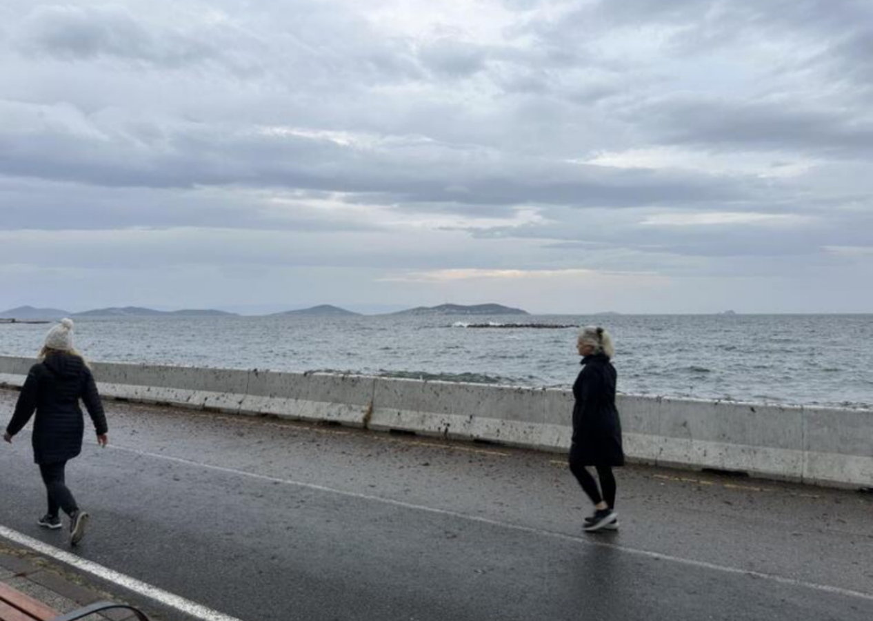 İstanbul'da şaşırtan görüntü! Caddebostan Sahili'ni kırmızıya boyandı