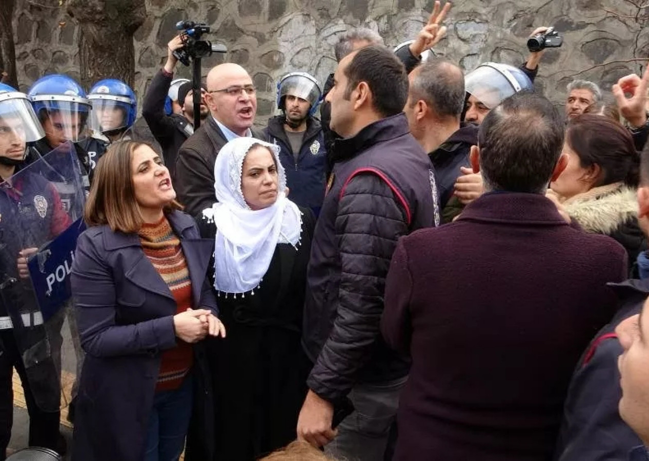 HDP'li vekil Hişyar Özsoy'dan polislere skandal tehdit! "Bak bu kenti birbirine katarız"