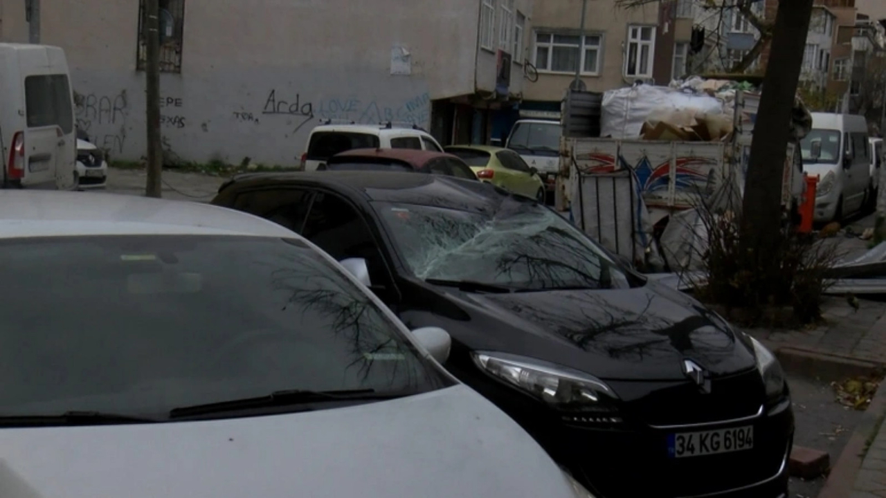 İstanbul'u lodos vurdu! Çatıdan kopan parçalar arabaların üzerine düştü!
