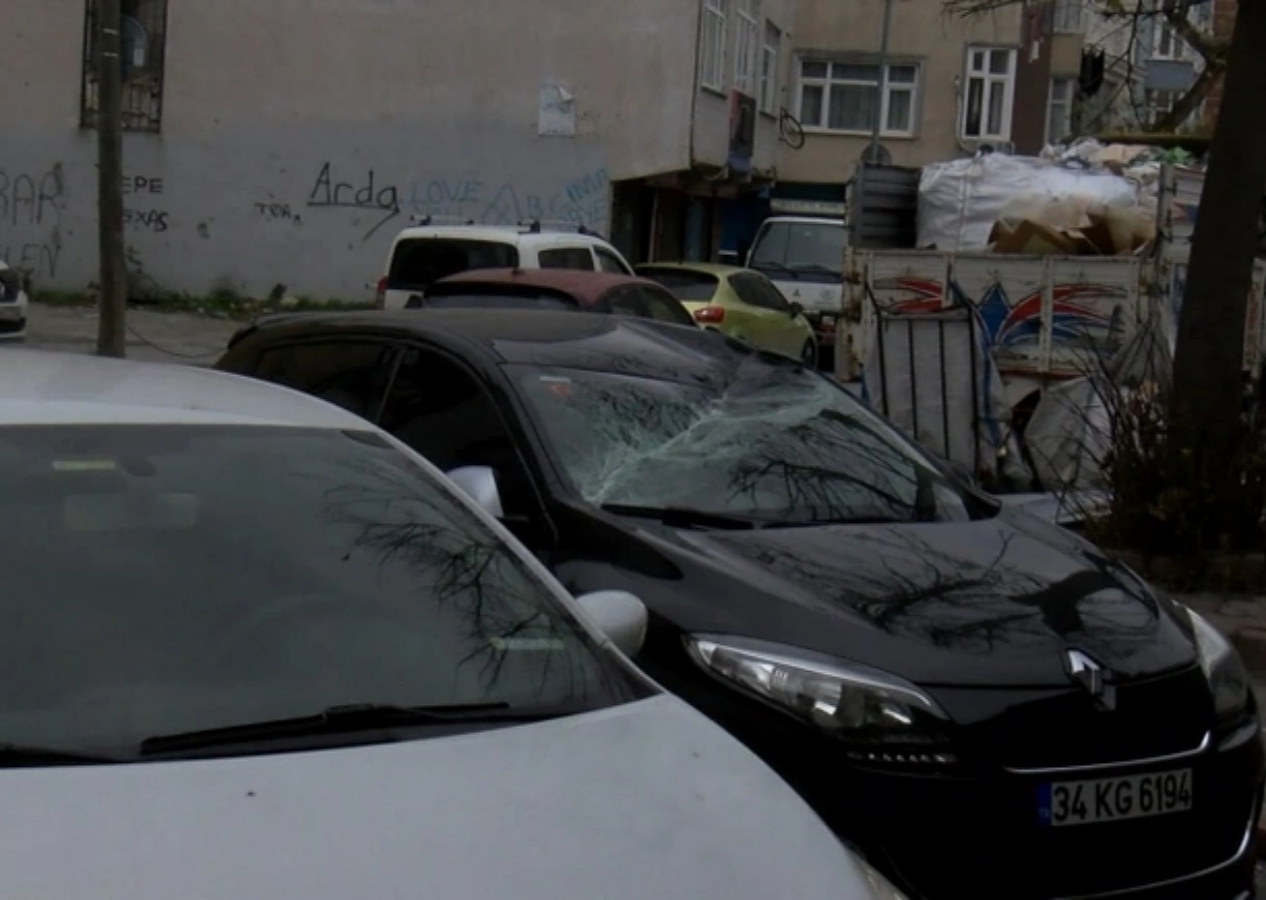 İstanbul'u lodos vurdu! Çatıdan kopan parçalar arabaların üzerine düştü!