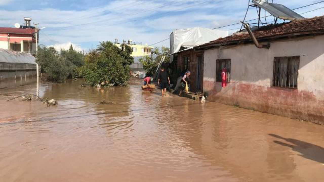 Antalya'da sel felaketi! Bakan Çavuşoğlu acı haberi verdi: Kalp krizi geçiren 1 kişi öldü!
