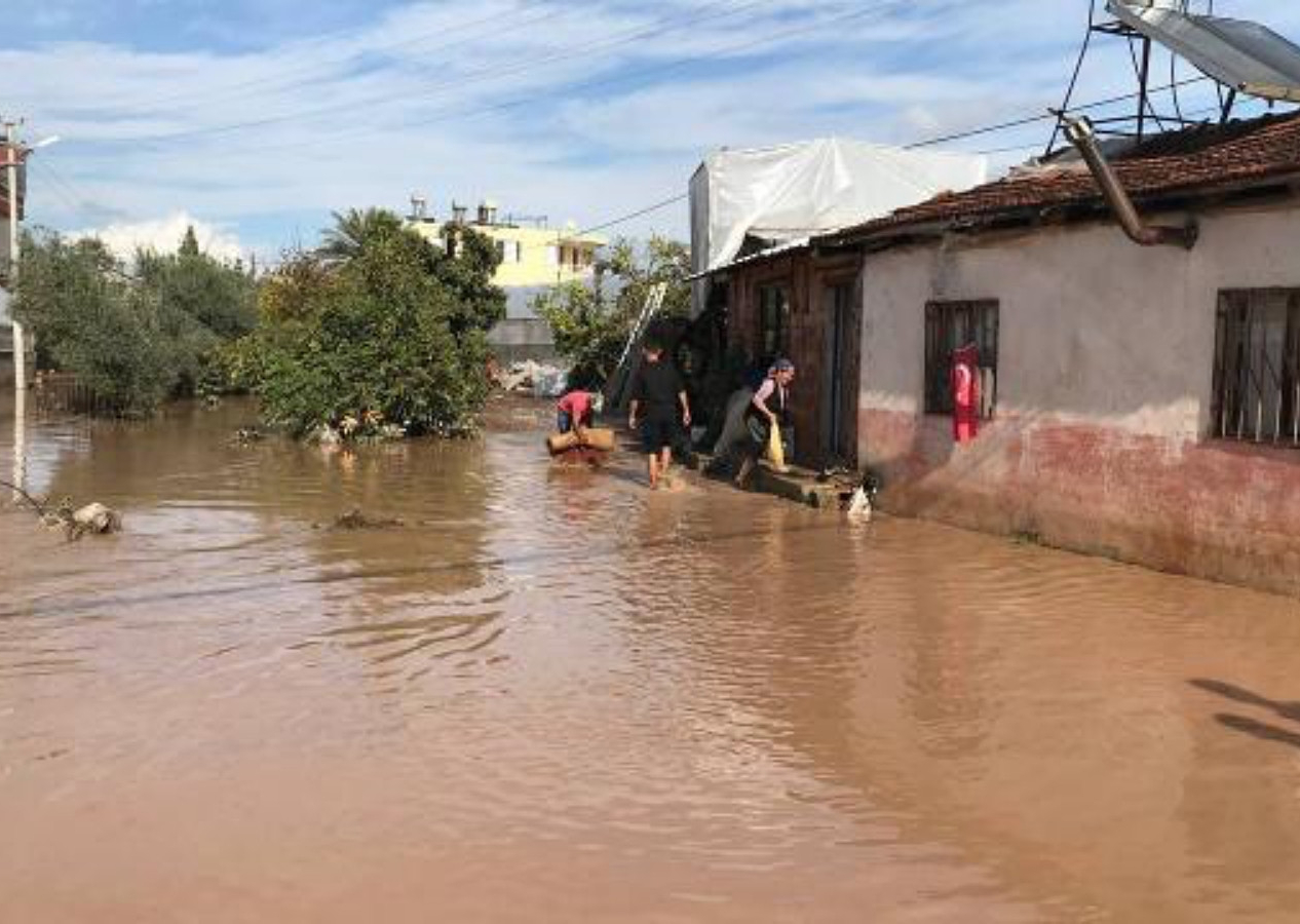Antalya'da sel felaketi! Bakan Çavuşoğlu acı haberi verdi: Kalp krizi geçiren 1 kişi öldü!
