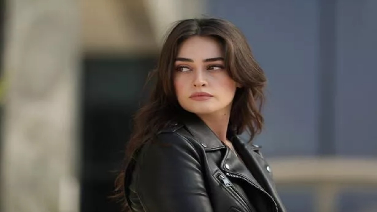 Esra Bilgiç Arkasından Atıp Tutan Gence Twitter'dan Öyle Bir Cevap Verdi ki...