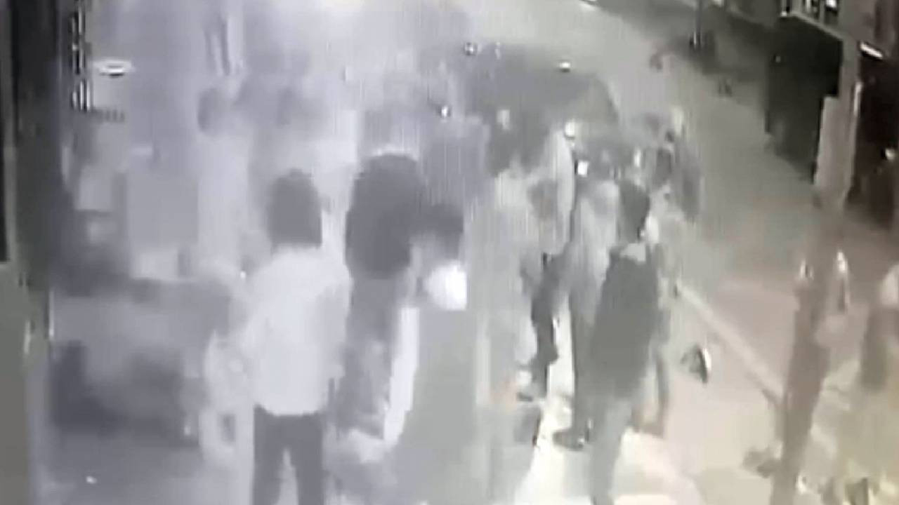 5 kişinin yaralandığı silahlı saldırı anı güvenlik kamerasında