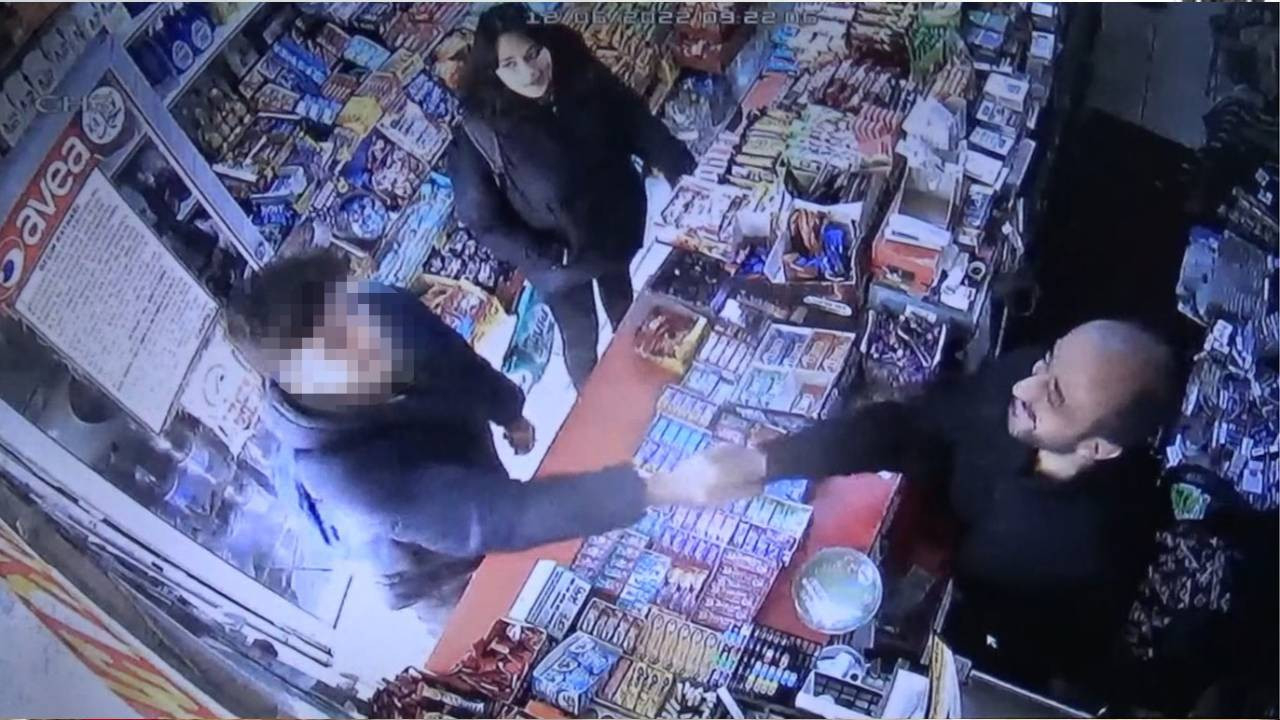 Akılalmaz hırsızlık! Önce ekmeğini yedi, sonra soydu