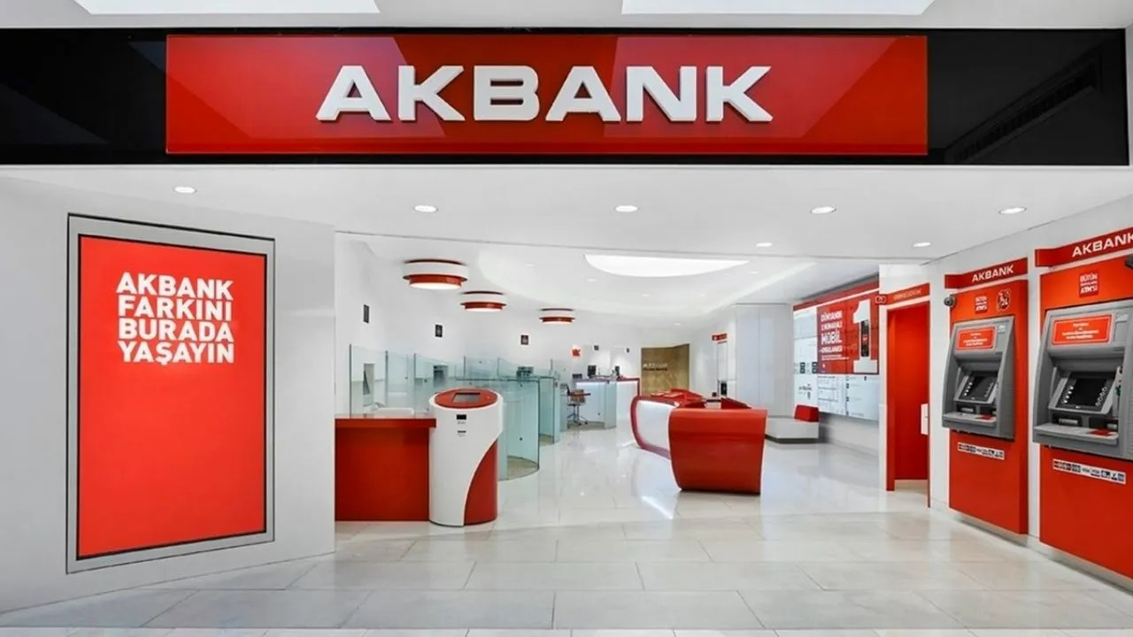 Akbank'ta yılbaşı heyecanı devam ediyor! Müşterilere, Apple ürünleri, scooter ve oyun konsolu hediye edilecek!
