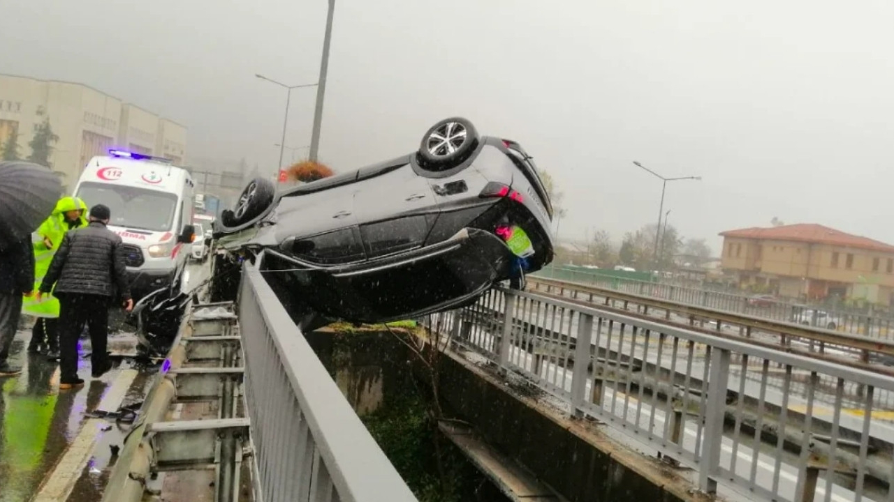 Böyle kaza görülmedi! Takla atan araç 2 köprü arasında asılı kaldı!