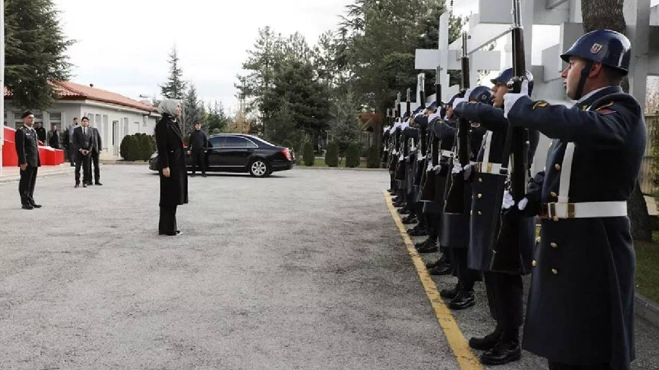 Türkiye’nin ilk başörtülü valisi askeri selamladı