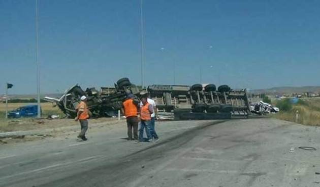 TIR, otomobil ile çarpıştı: Ölü ve yaralılar var