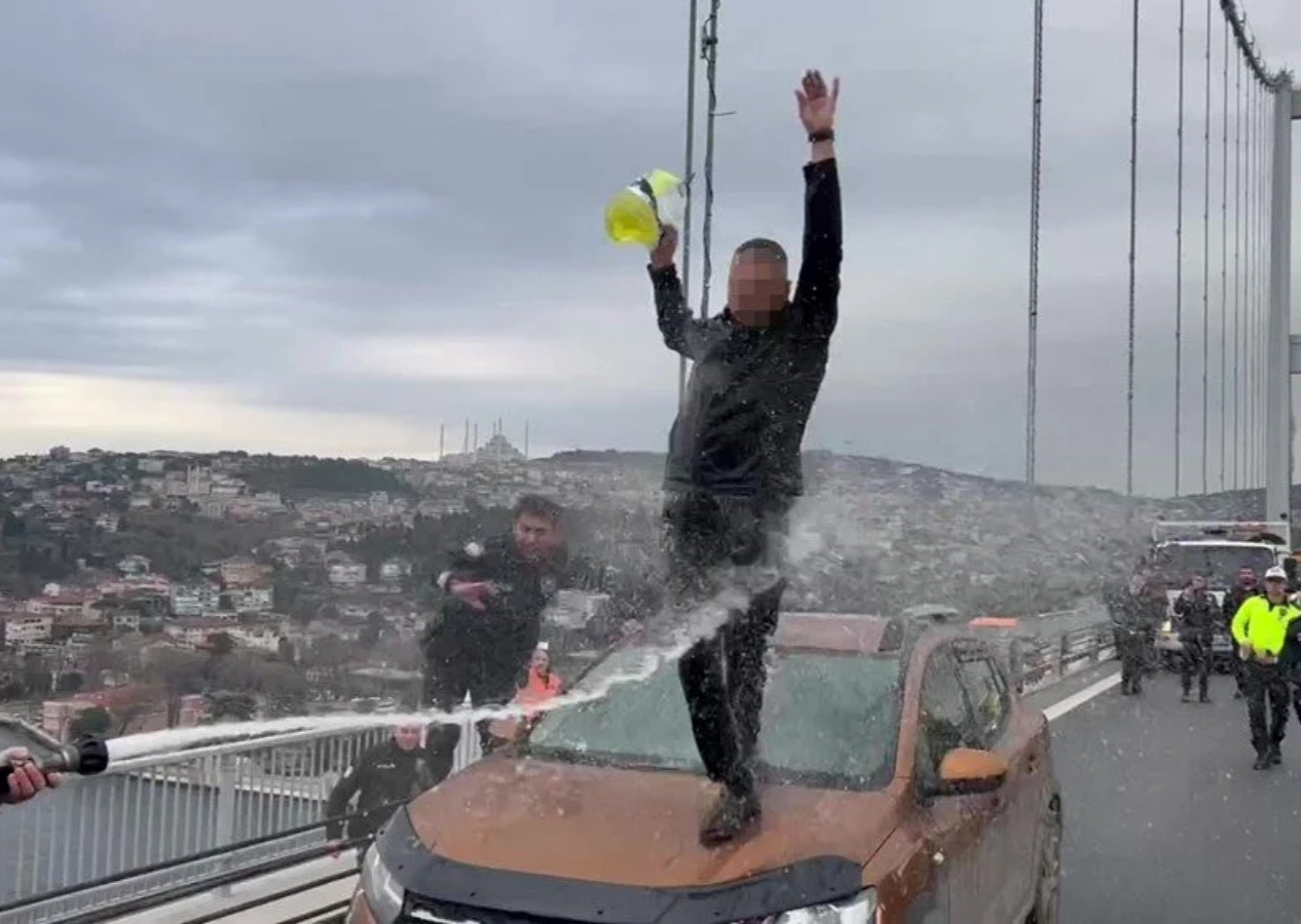 15 Temmuz Şehitler Köprüsü'nde hareketli dakikalar! Aracının üzerine çıkıp...