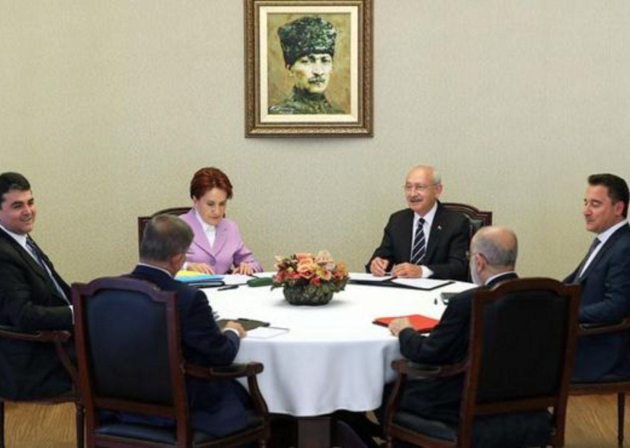 ‘Seçimden önce genel başkanlarından biri değişebilir’