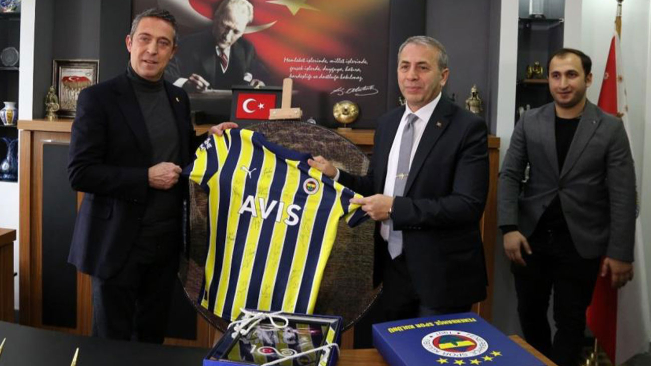 Ali Koç'tan Müdür Kurt'a imzalı forma