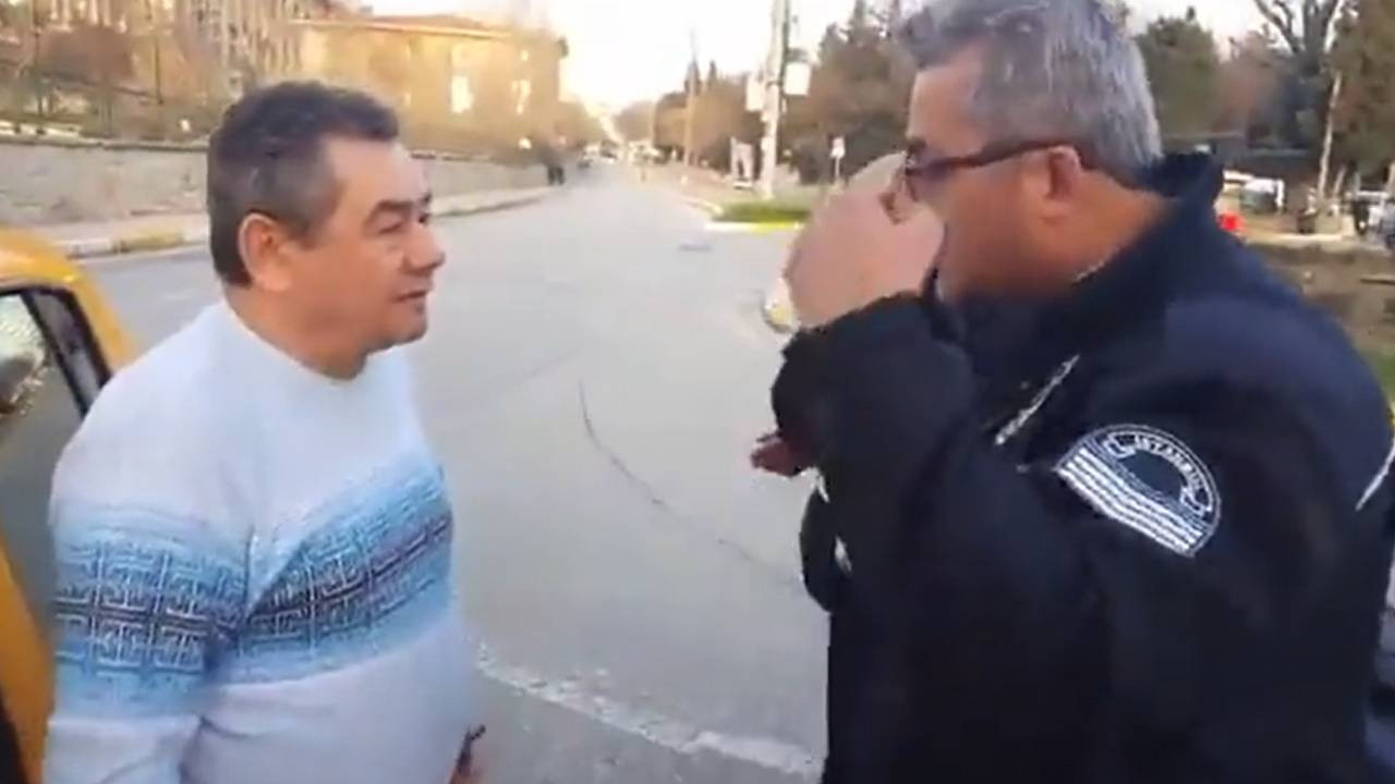Trafik polisinden örnek davranış! Tatlı diliyle otomobil şoförünü ikna etti