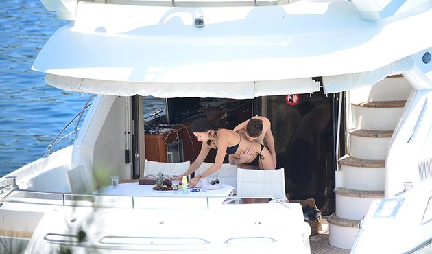 Metin Hara ve Adriana Lima mavi tura çıktı! Doludizgin aşk tatili…