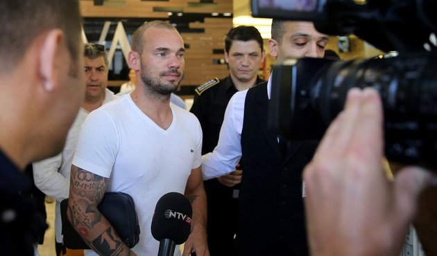 Sneijder Türkiye'den ayrılırken sadece Sabri Reyiz uğurladı!