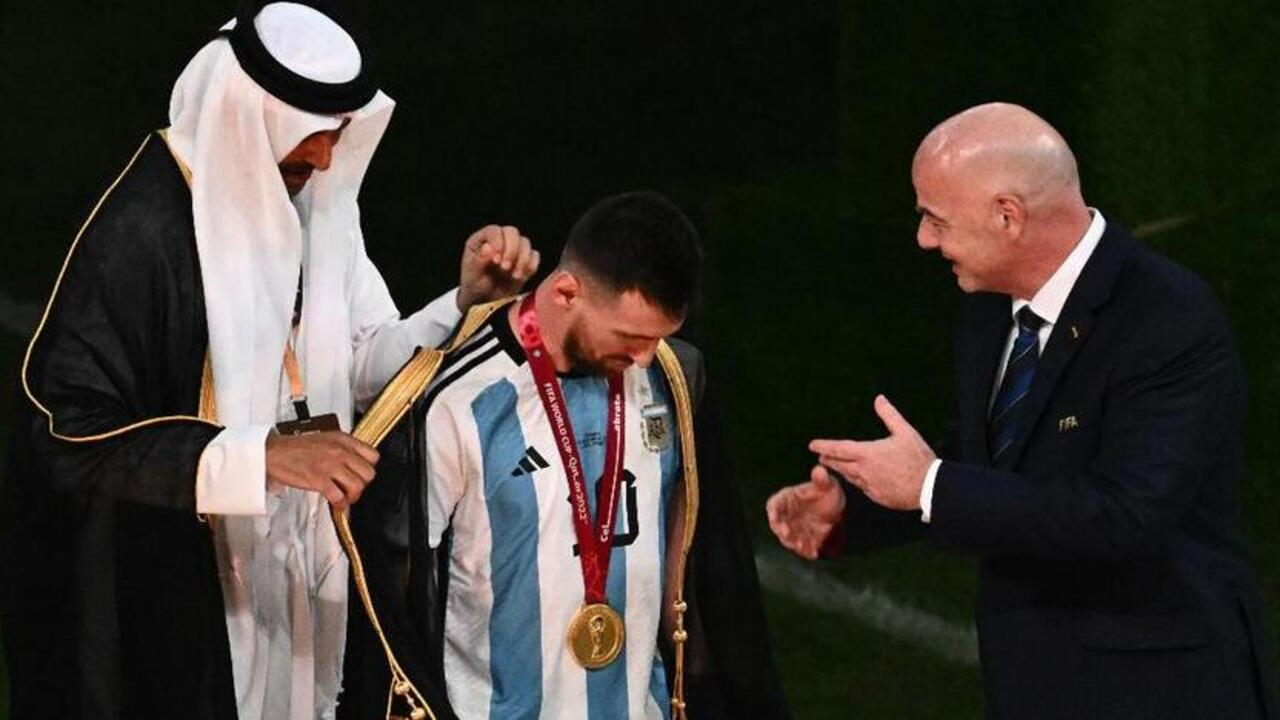 Katar'da ilginç seremoni! İşte Lionel Messi Dünya Kupası'nı böyle aldı...
