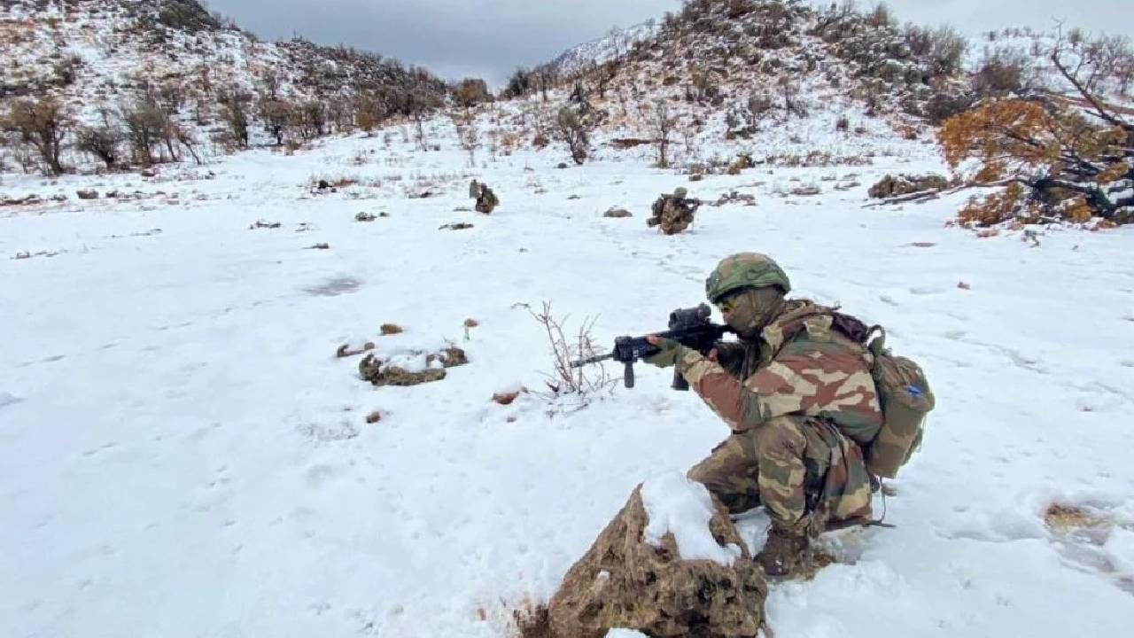 Eksi 25’te vatan nöbeti! Soğuk Mehmetçik'i durdurmadı
