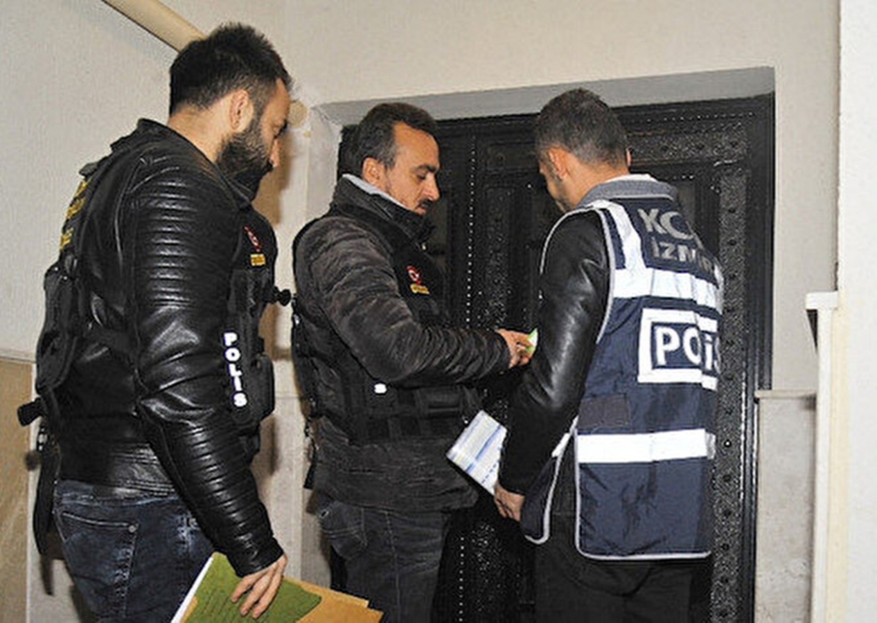 İzmir merkezli 12 ilde FETÖ operasyonu başlatıldı