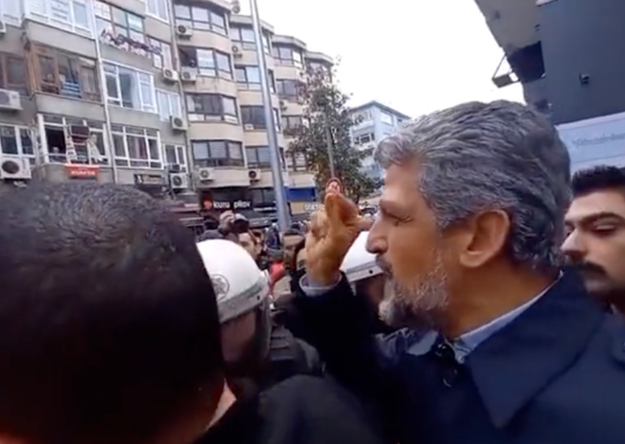 HDP’li Paylan haddini aştı! Görevi başındaki polisimize tehdit!