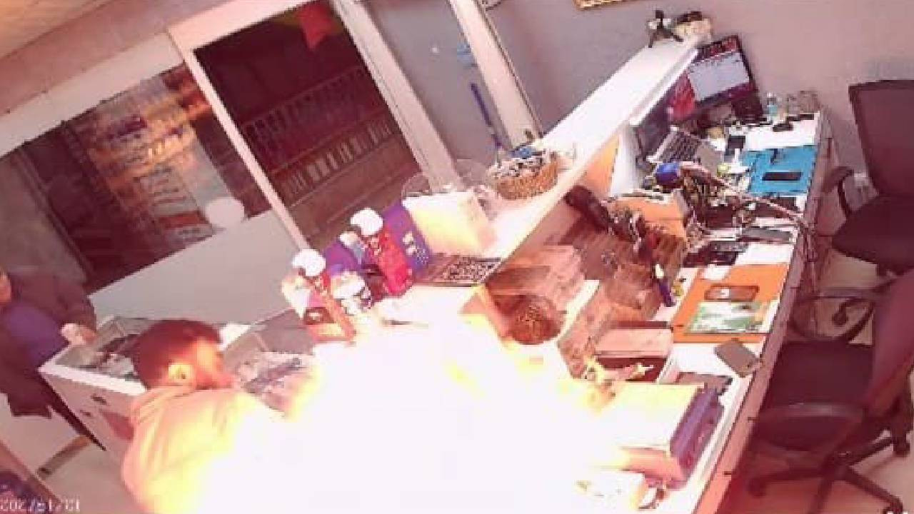 Telefon bataryası bomba gibi patladı! Korkutan anlar böyle kaydedildi