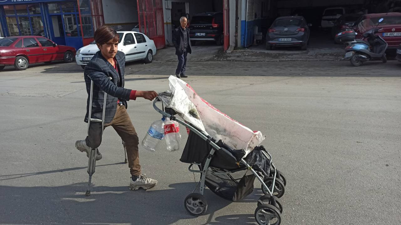 Tek ayak üzerinde çalışarak ailesine destek oluyor!
