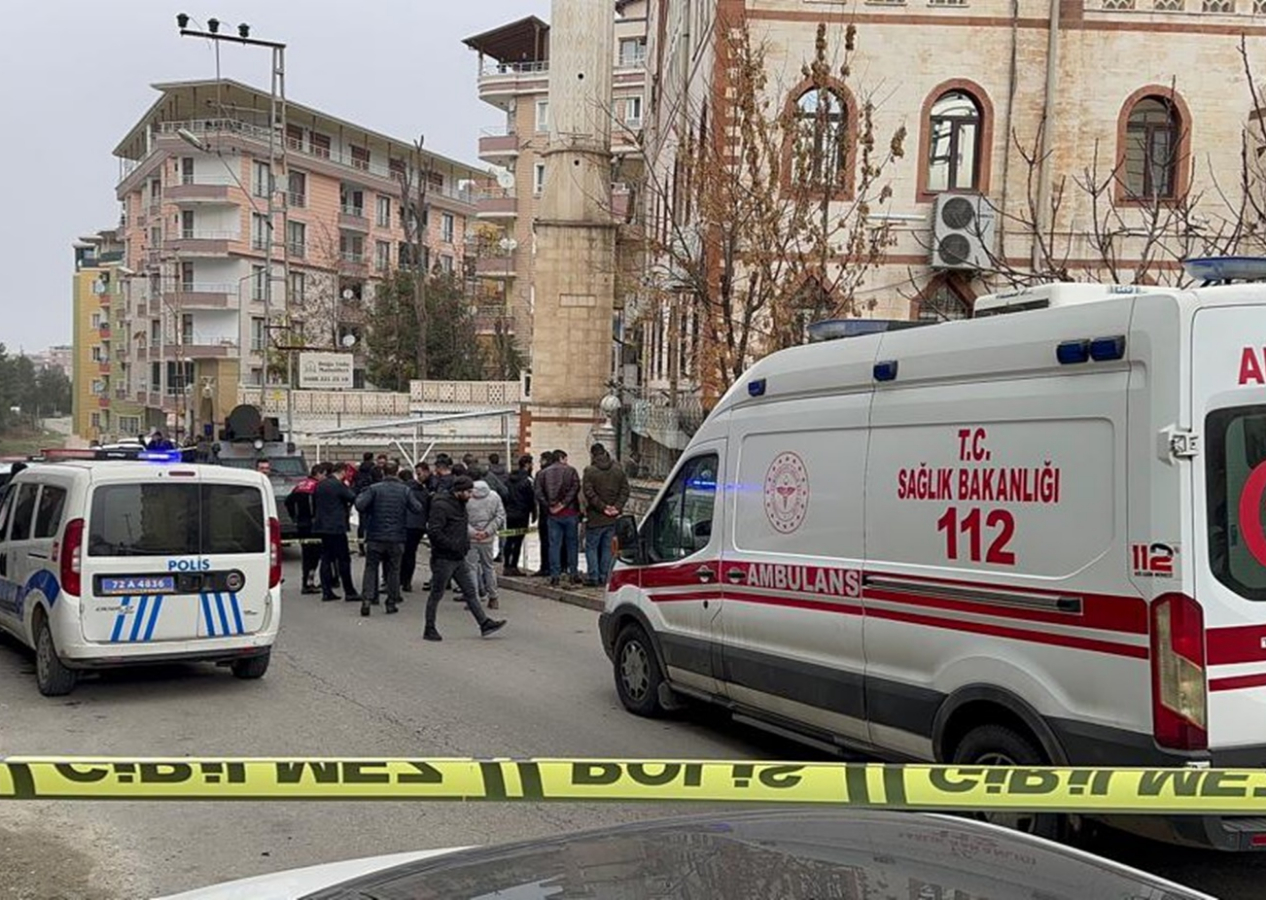 Batman'da bir esnaf, kaçak elektrik kontrolü için işyerine gelen 3 DEDAŞ personelini silahla rehin aldı
