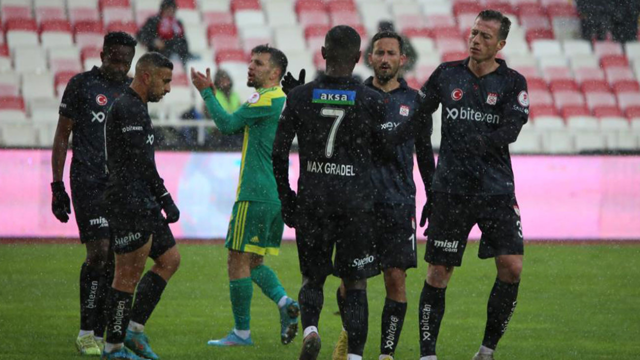 Sivasspor 5 golle tur atladı