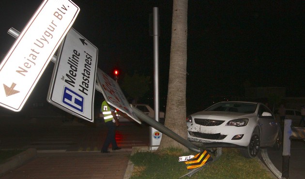 Adana'da otomobil uygulama noktasında polis memuruna çarpıp kaçtı...