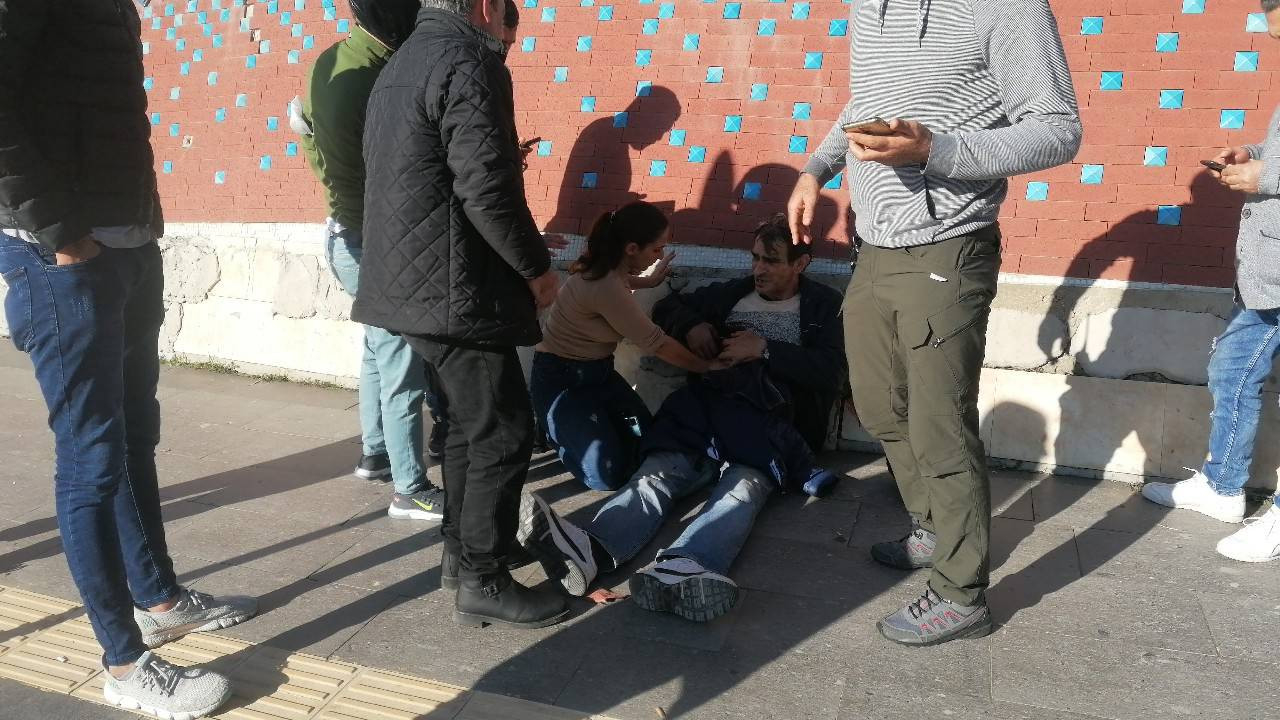 Bıçaklanan adamın yardımına sadece genç kadın koştu!