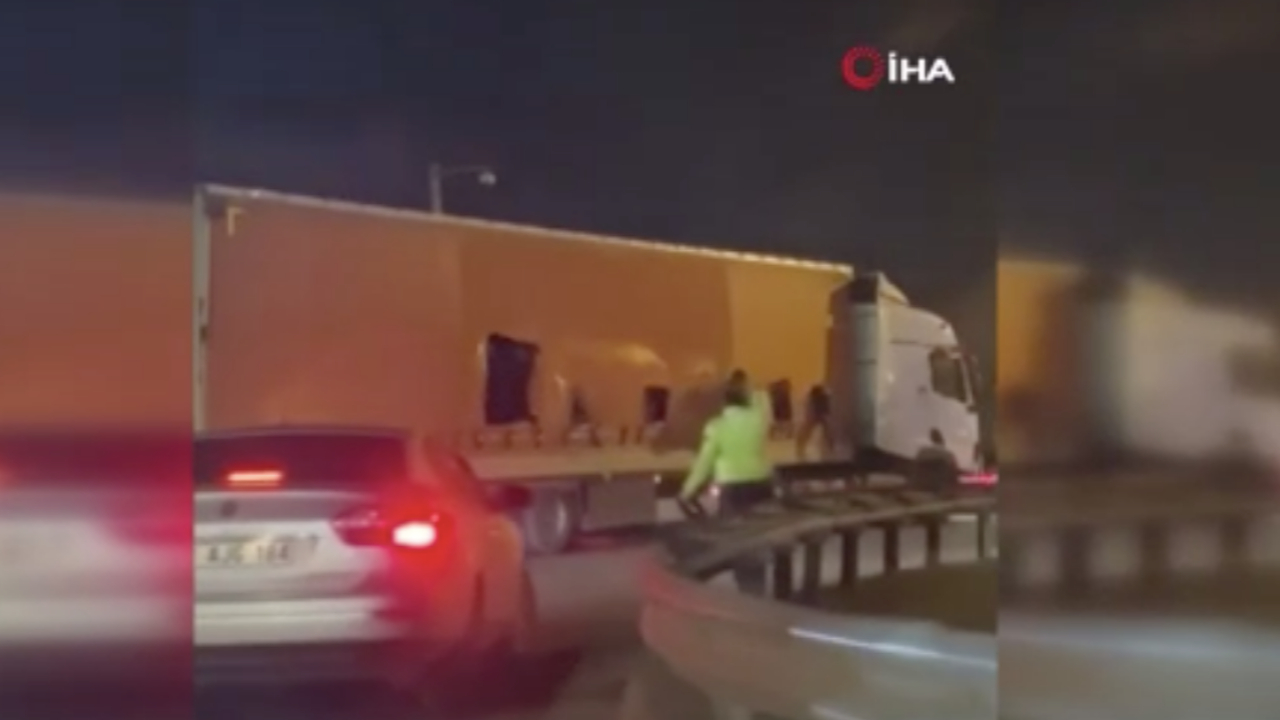 TIR dolusu kaçak göçmen, dorsenin brandalarını delip kaçmak üzereyken yakalandı! İşte o anlar...