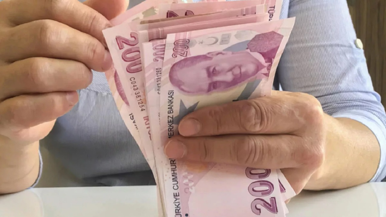 Emekli ve memur maaşı zamlarında yeni gelişme! Uzman isim açıkladı: Asgari ücret, maaşlarda kaldıraç görevi görüyor!