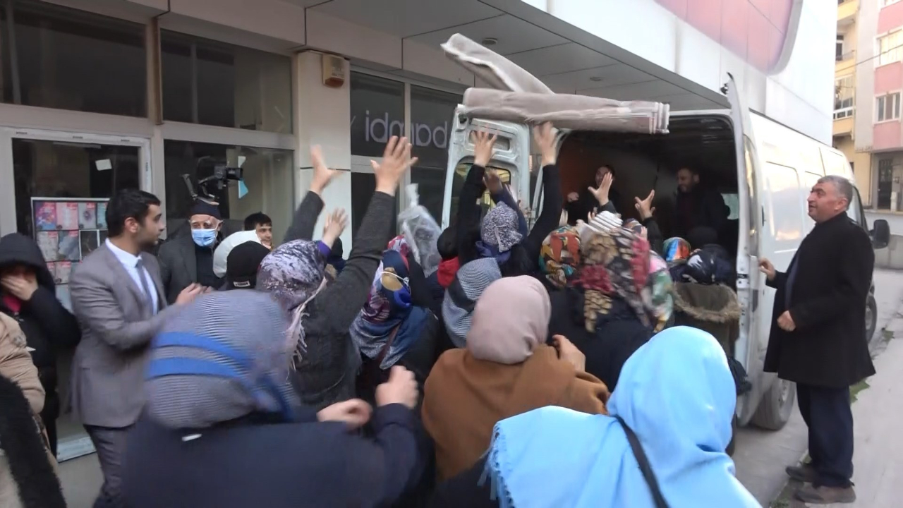 Ücretsiz halı dağıtımında tepki çeken izdiham! "Rezillikten başka bir şey değil"