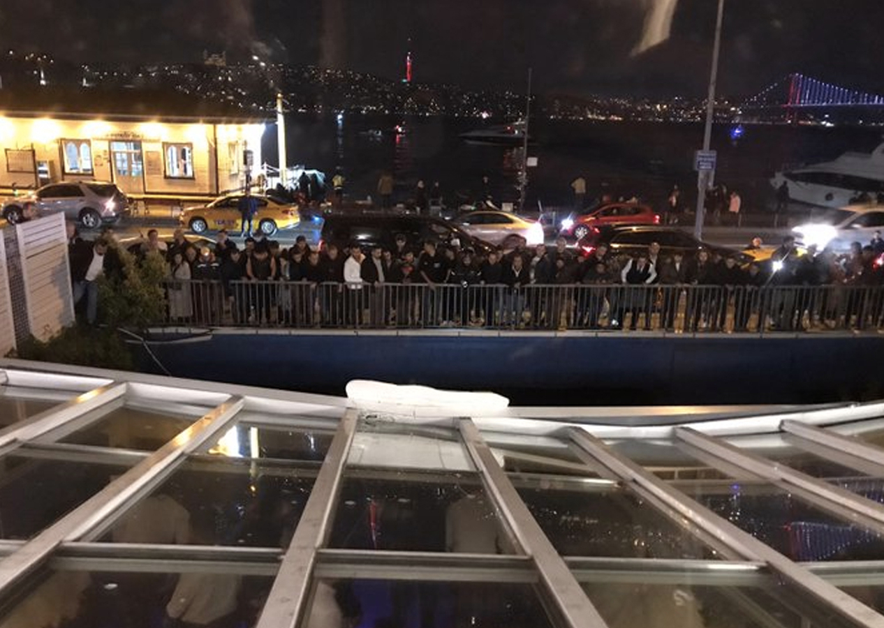 Bebek'te restoranın olduğu iskele çöktü! Yaralılar var
