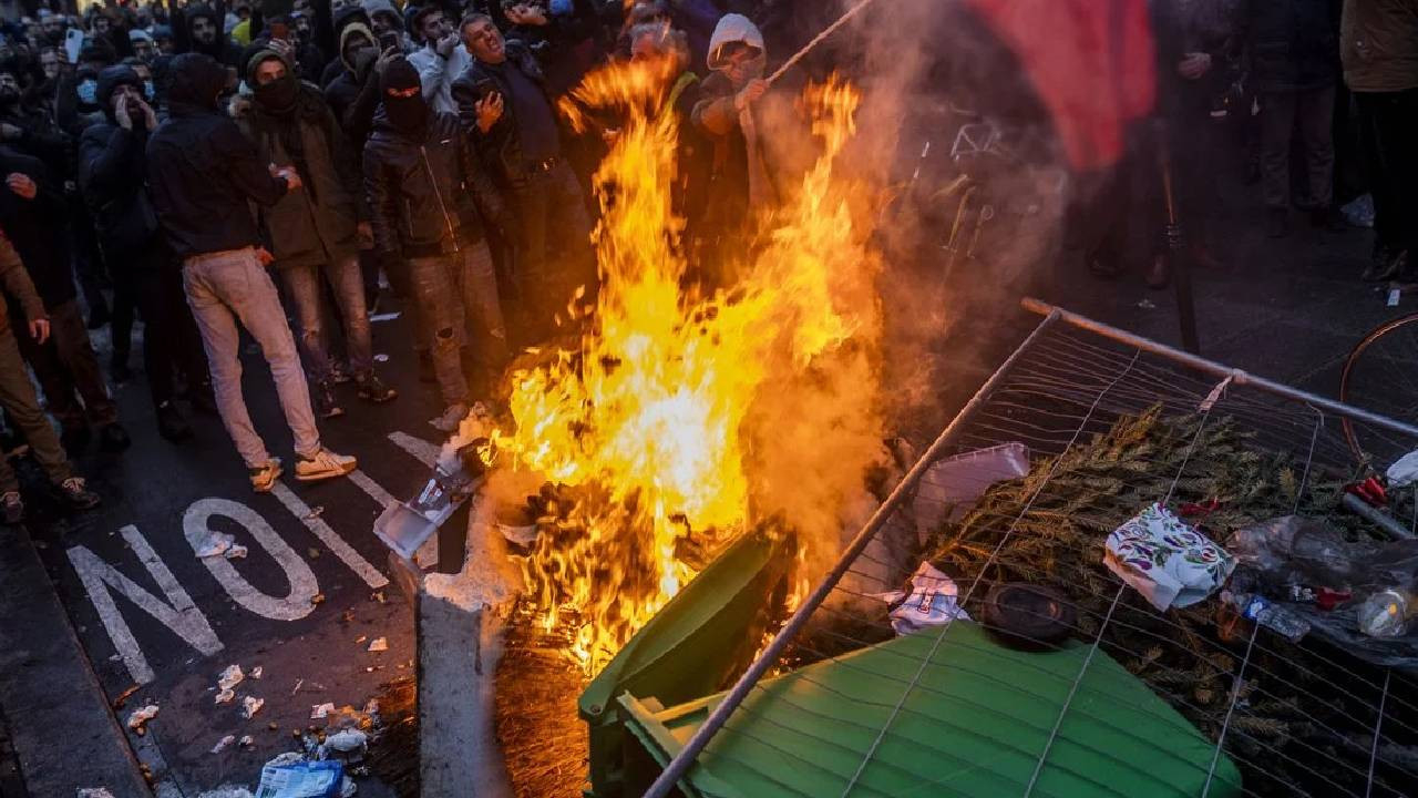 Fransa’nın besleyip büyüttüğü PKK Paris'i talan etti!