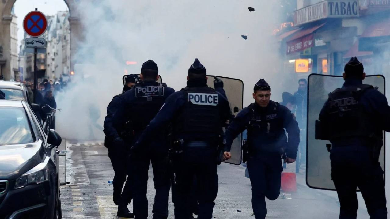 Paris savaş alanına döndü! Avrupa’nın çok sevdiği PKK, Fransız polisleri taşladı