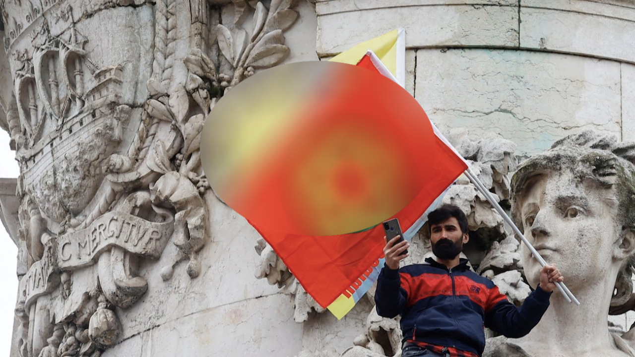 Elinde paçavrayla poz verdi! Fransa hala PKK'ya kol kanat geriyor