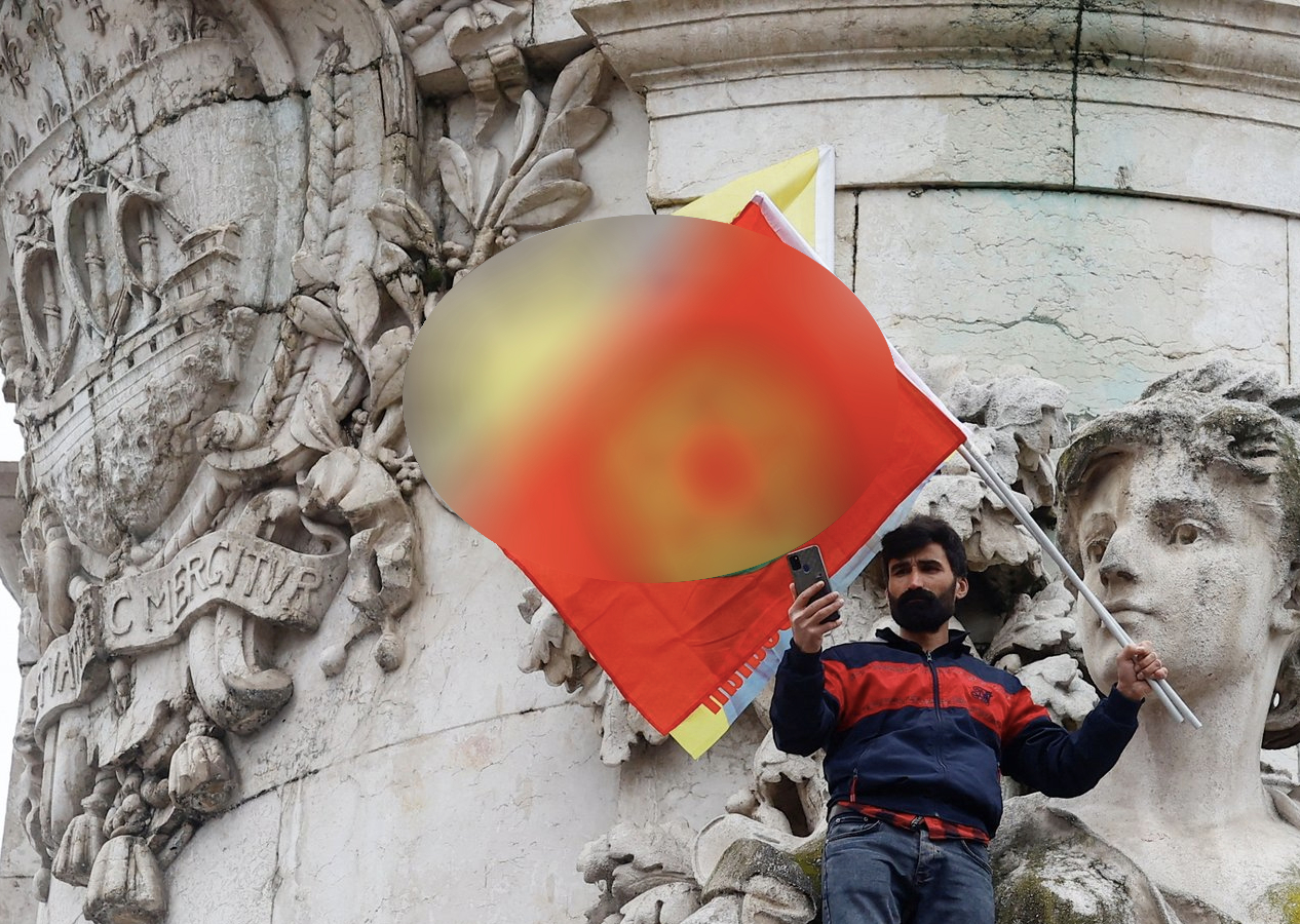 Elinde paçavrayla poz verdi! Fransa hala PKK'ya kol kanat geriyor