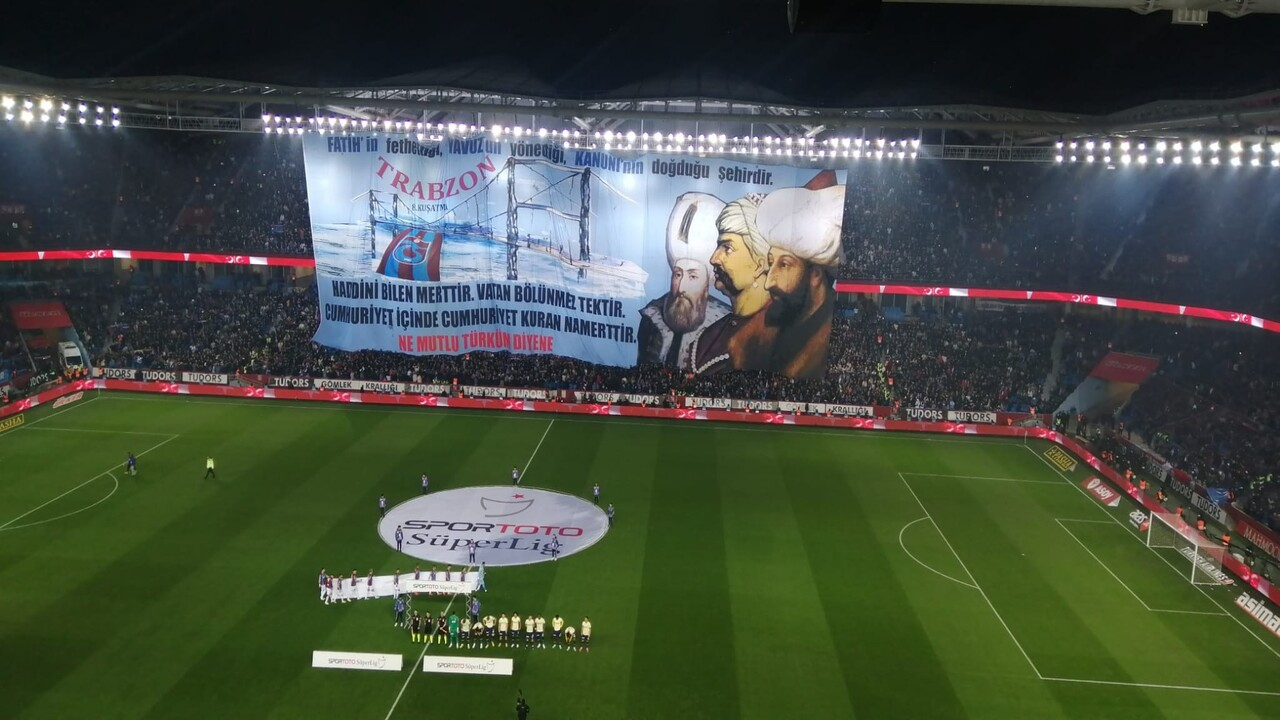Trabzonspor taraftarından anlamlı koreografi!