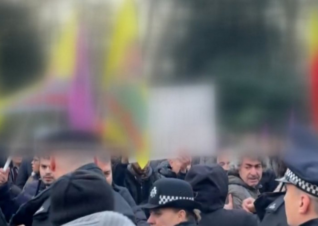 PKK yandaşları Londra'daki Türk Büyükelçiliği'ne saldırdı!