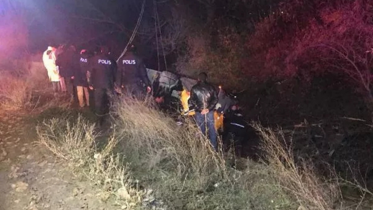 Konya Ereğli'de yolcu otobüsü şarampole devrildi! Şoför dahil 15 kişi yaralandı!