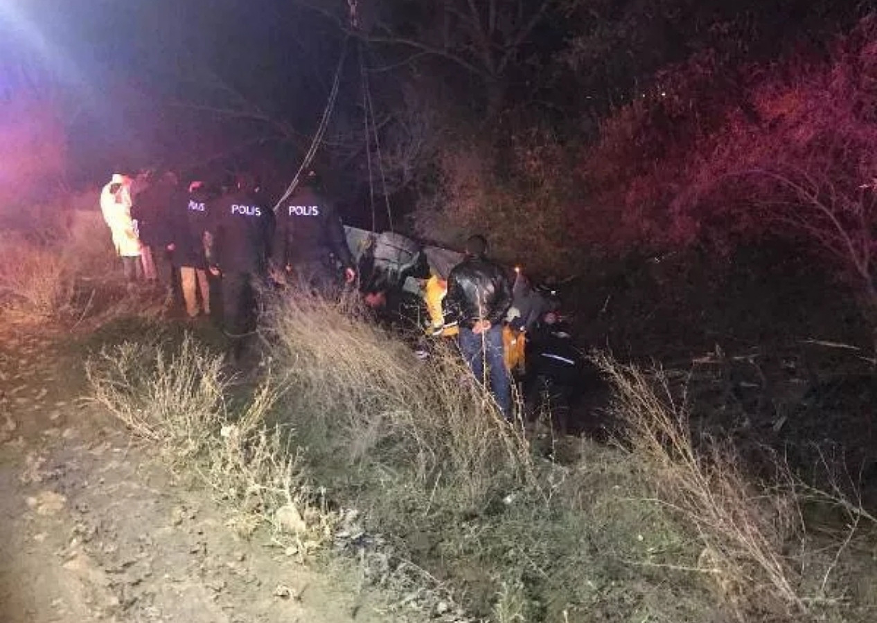 Konya Ereğli'de yolcu otobüsü şarampole devrildi! Şoför dahil 15 kişi yaralandı!