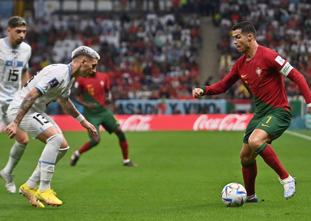 Cristiano Ronaldo imzayı atıyor