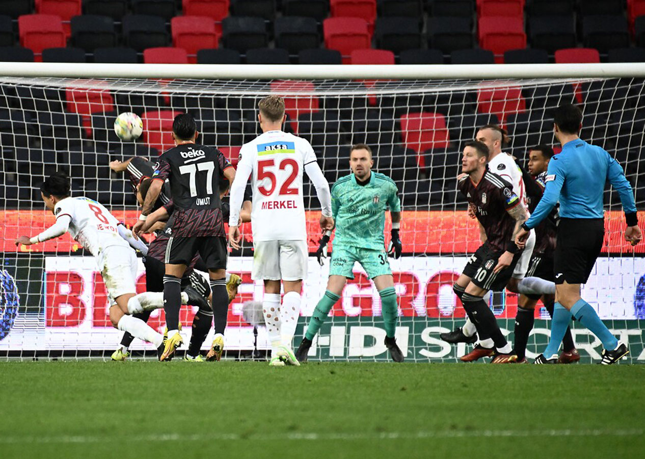 Beşiktaş 1 puanı son anda kurtardı