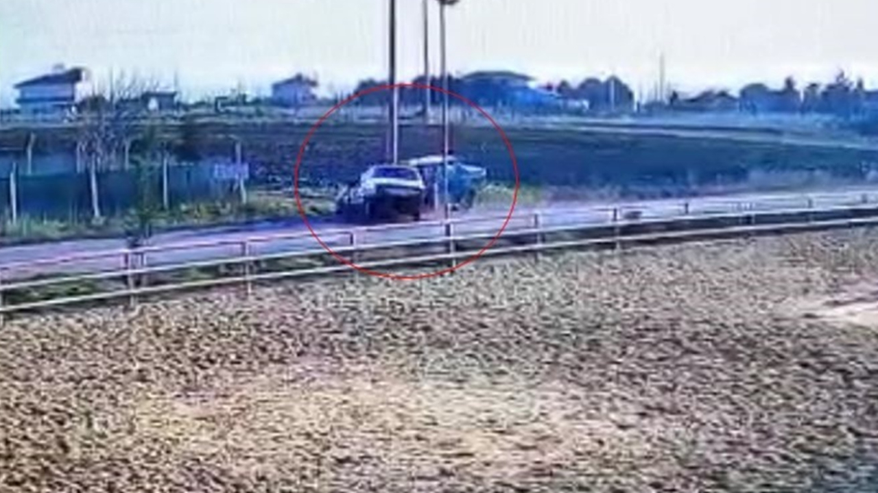 Tekirdağ'da 2 otomobil kafa kafaya çarpıştı!