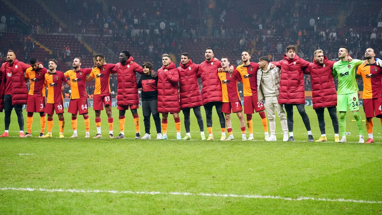 Galatasaraylı futbolcular ve teknik ekip liderliği taraftarıyla kutladı!