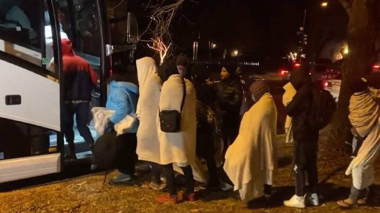 Otobüsler dolusu göçmen Kamala Harris’in evinin önüne bırakıldı