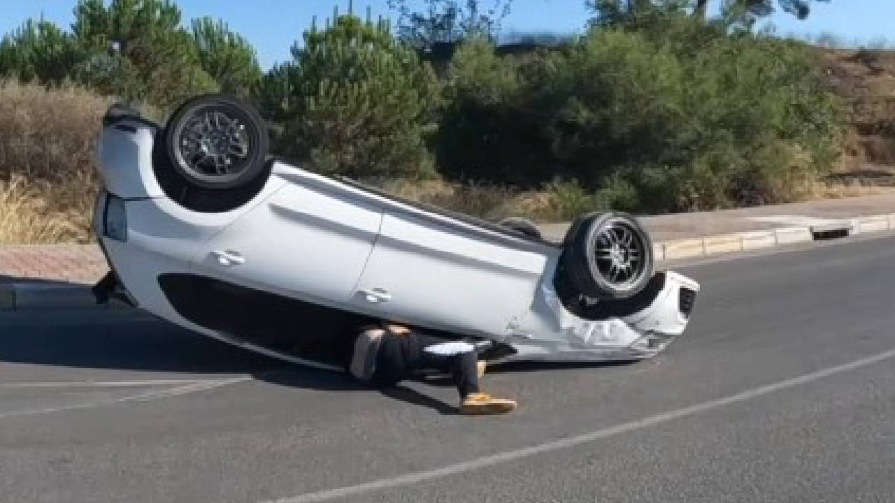 Otomobille takla atıp 100 metre sürüklendiler! Burunları bile kanamadı